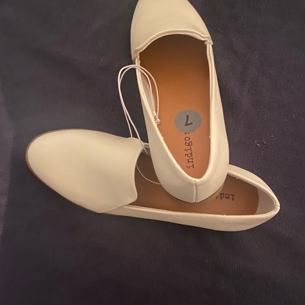 Size 7 WIDE Women's Flats White Vegan Leather Indigo RD Slip On Loafers